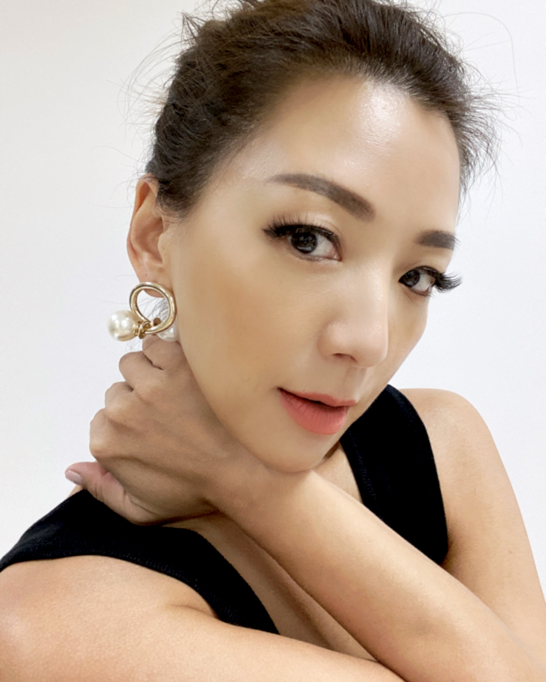 gold metal with pearls earrings