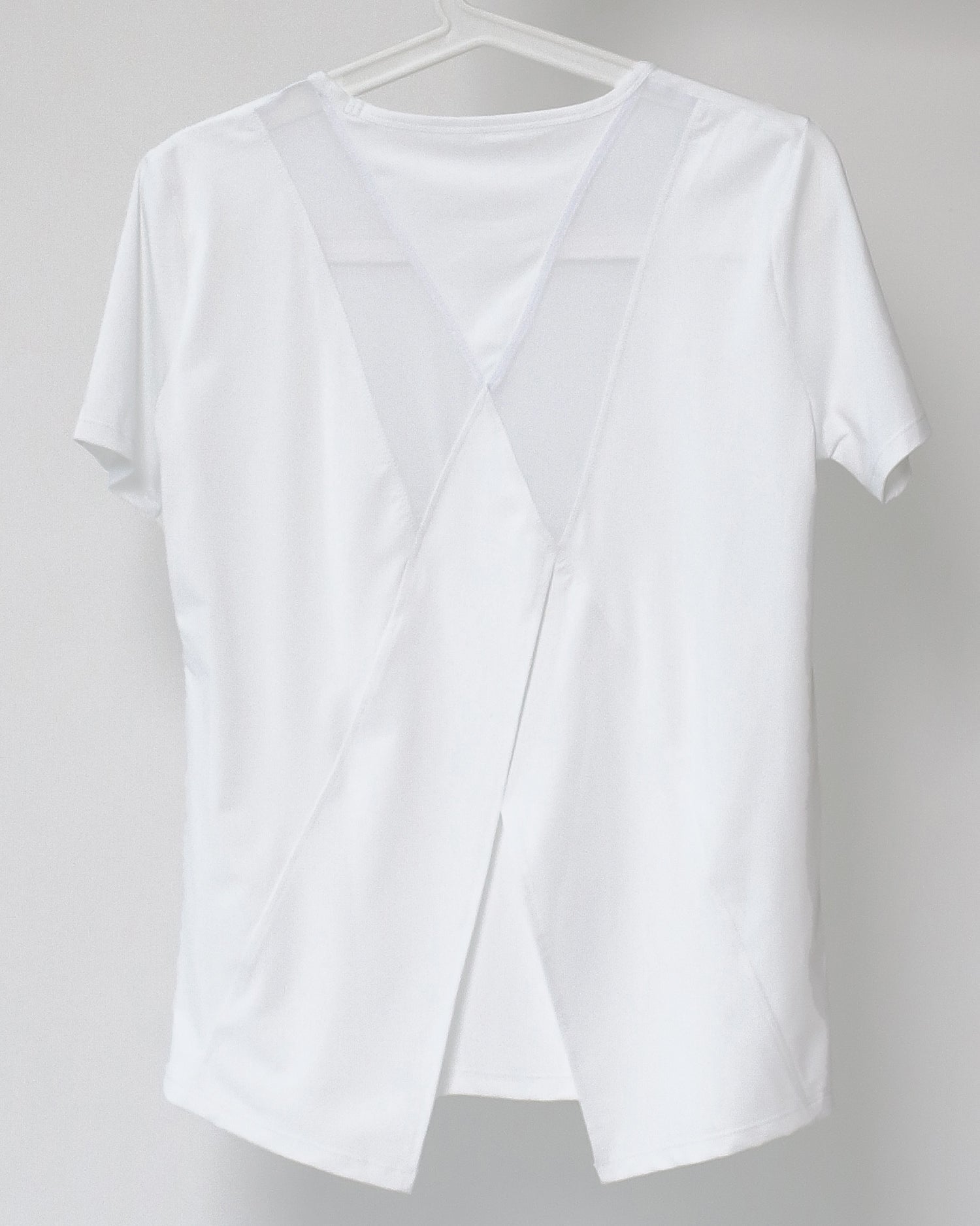 white mesh back asymmetric hem sporty tee *pre-order*