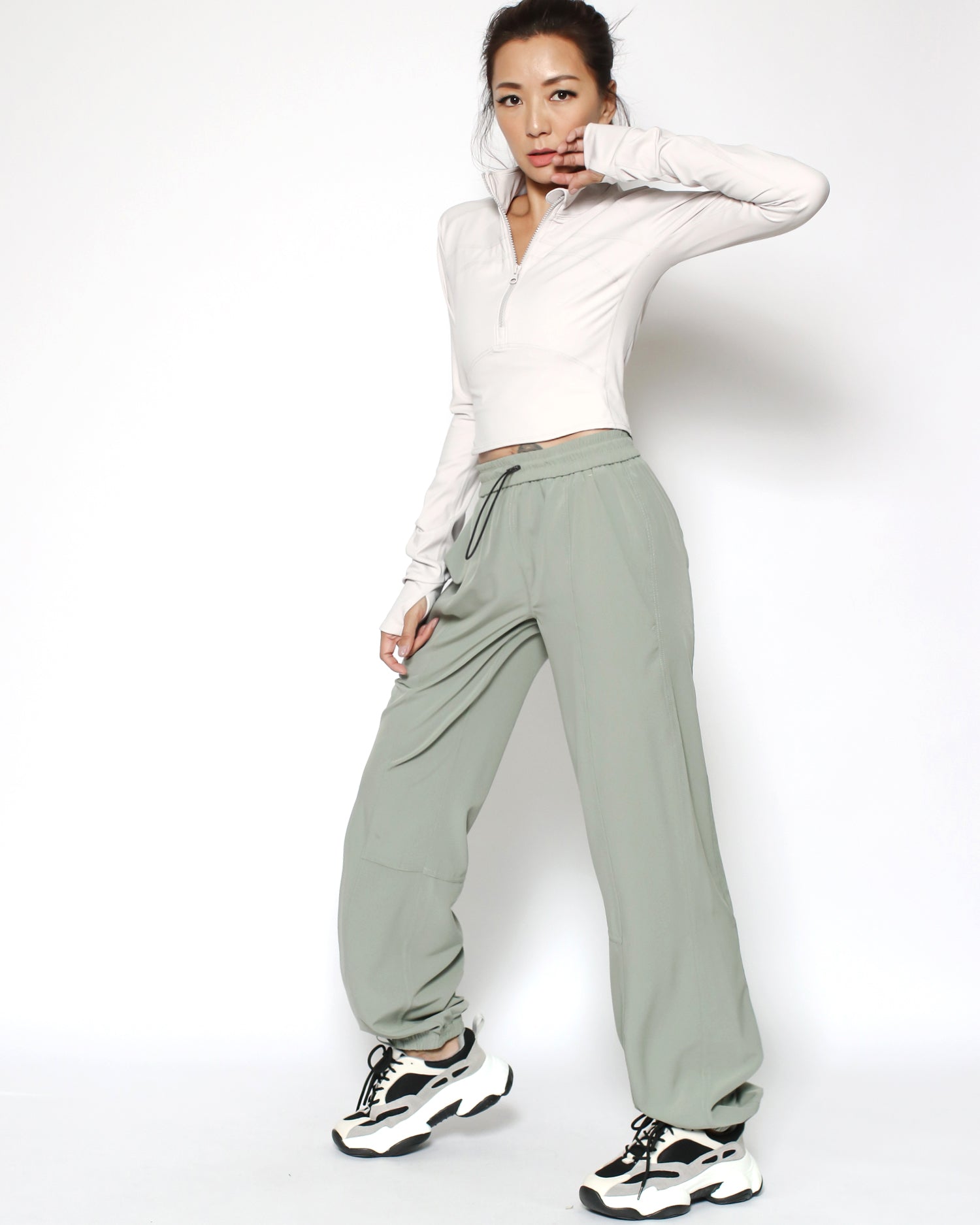 ivory zipper front cropped sports top *pre-order*