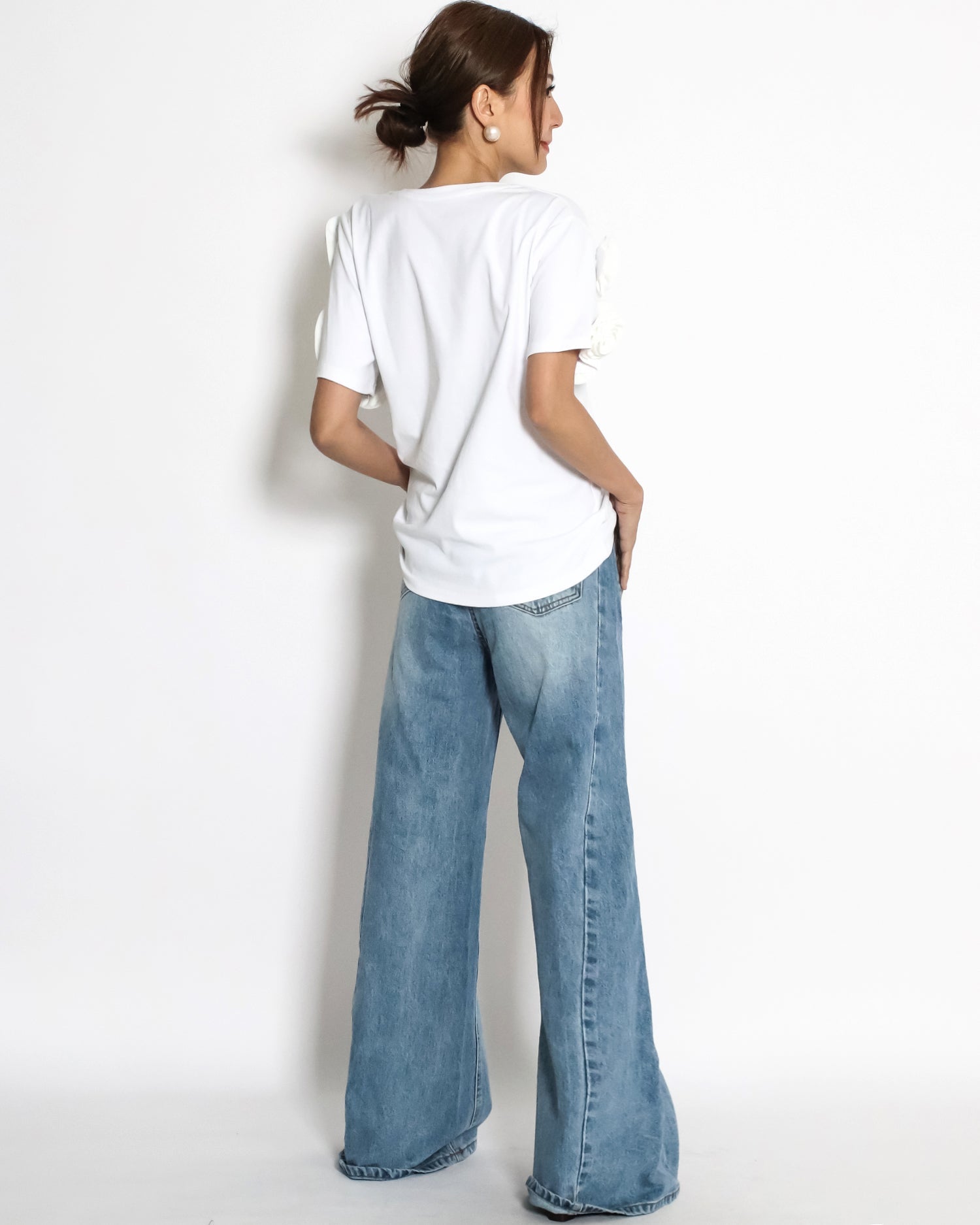 ivory tee w/ flowers sleeves *pre-order*