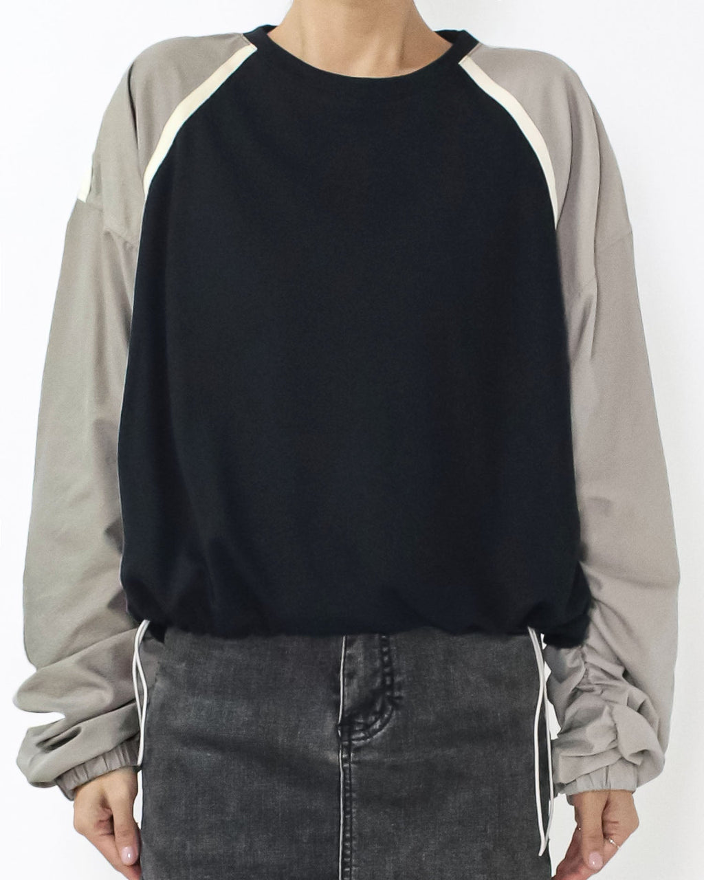 black w/ beige tech ruched sleeves sweatshirt *pre-order*