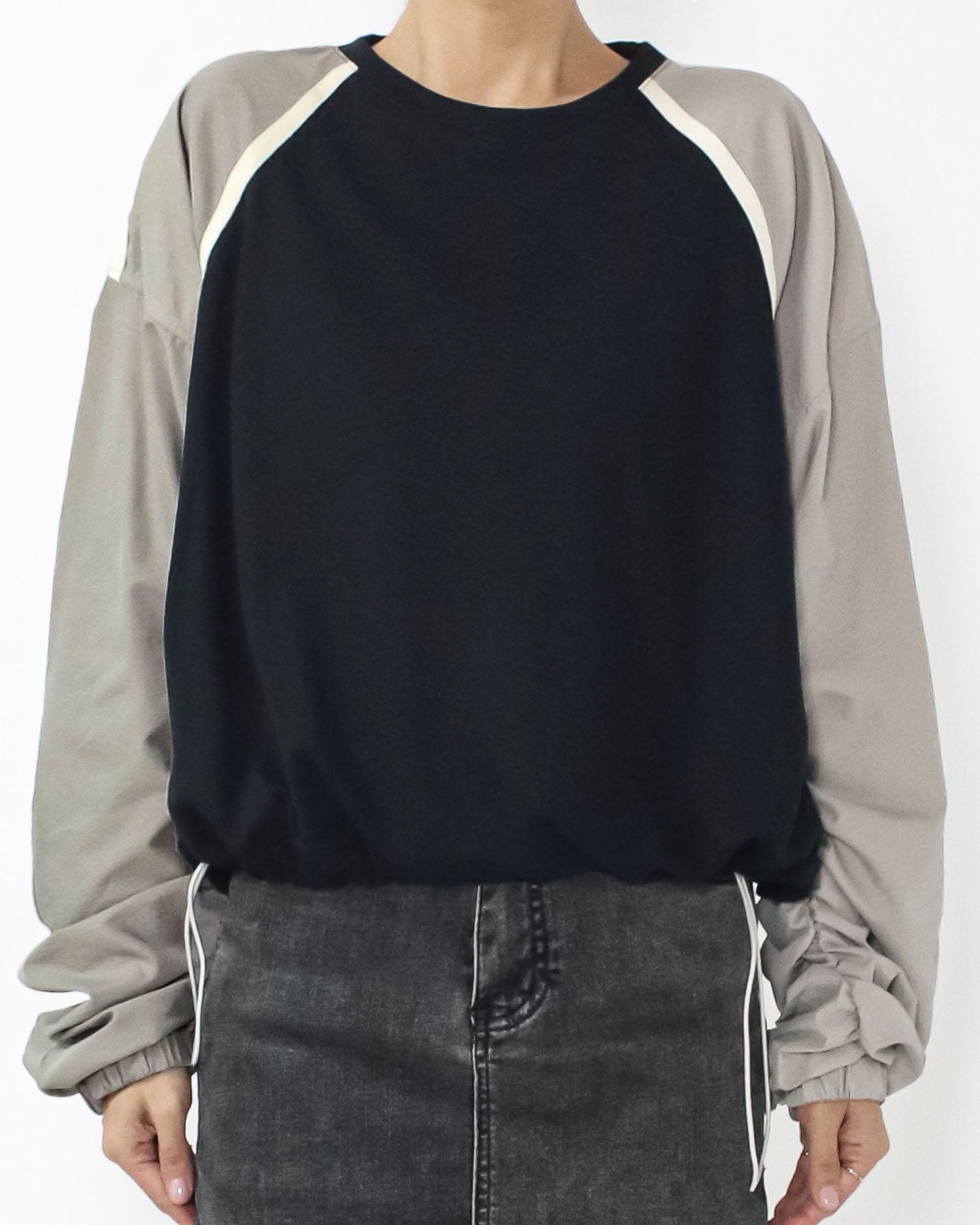black w/ beige tech ruched sleeves sweatshirt *pre-order*