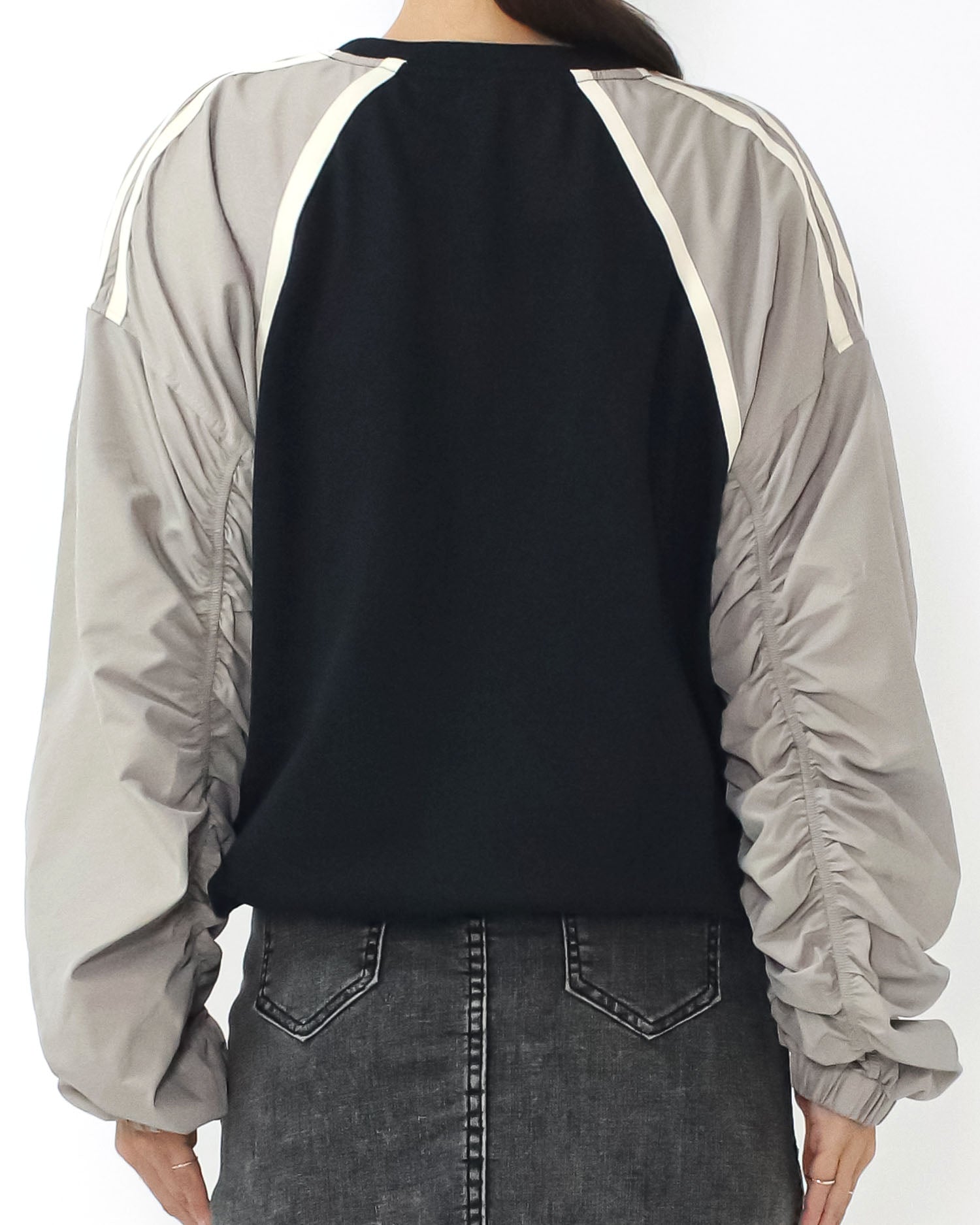black w/ beige tech ruched sleeves sweatshirt *pre-order*