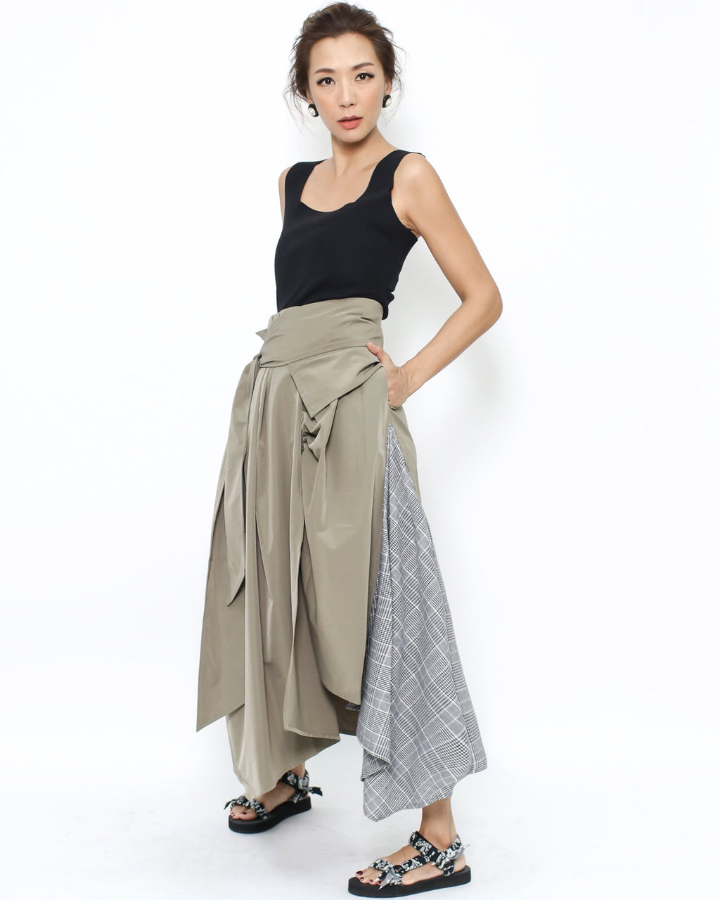 black V strappy back fine knitted vest *pre-order*