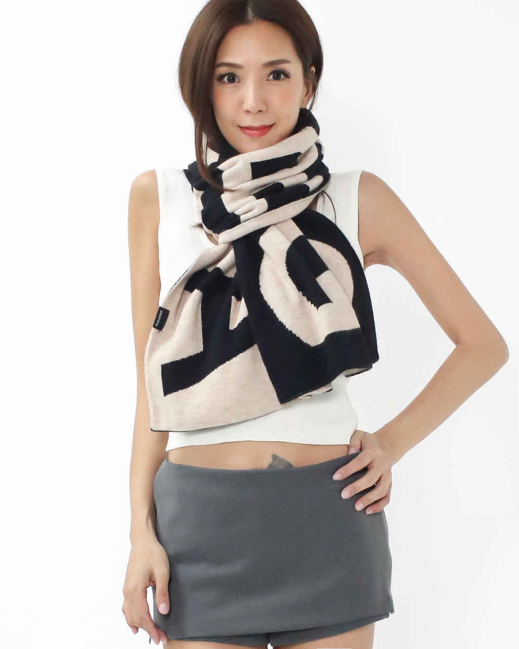 black & ivory letter printed knitted scarf *pre-order*