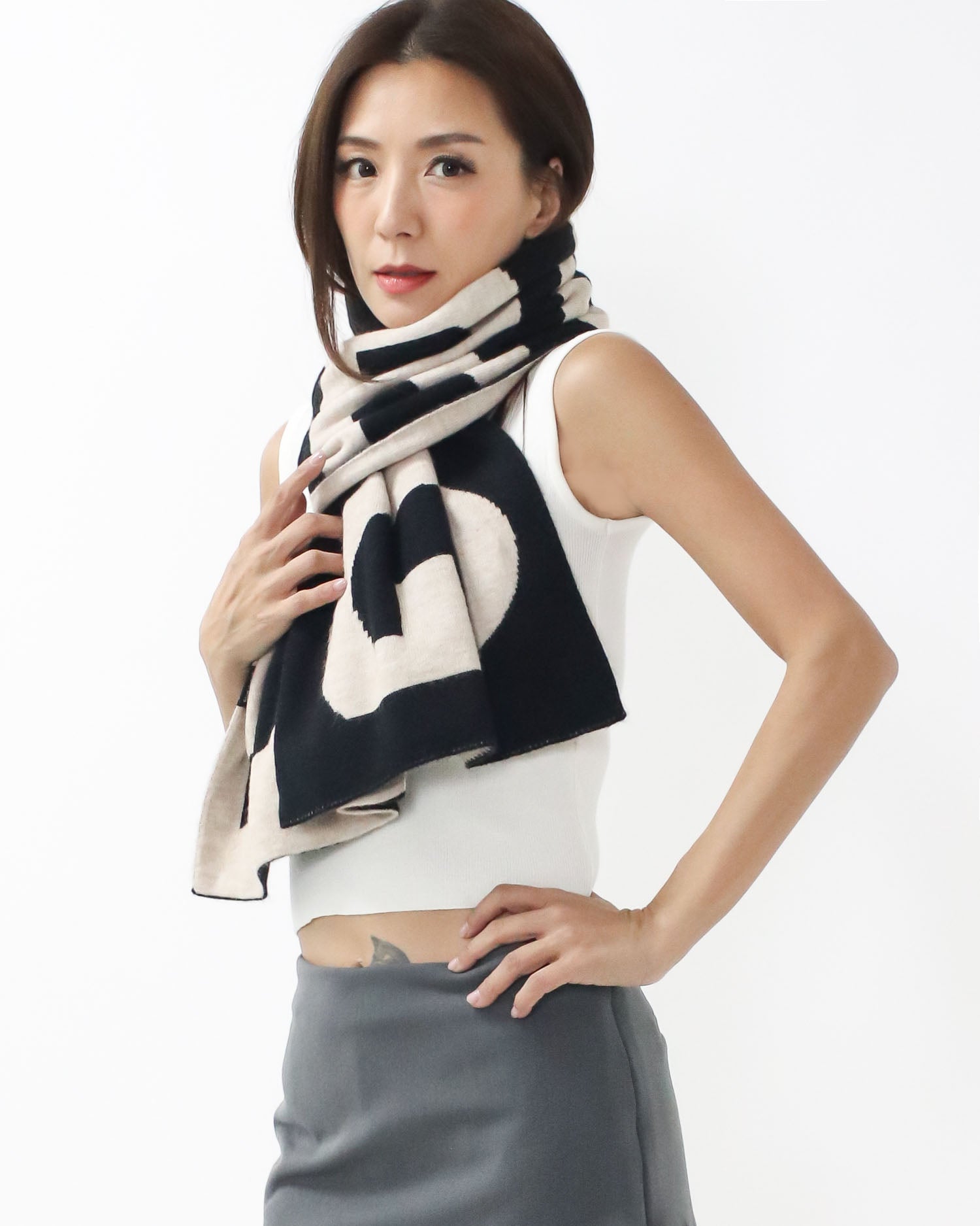 black & ivory letter printed knitted scarf *pre-order*