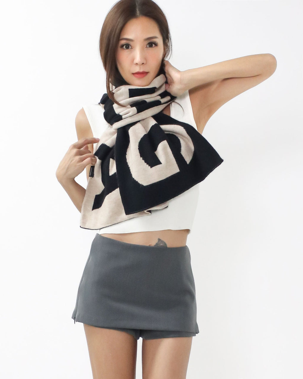 black & ivory letter printed knitted scarf *pre-order*
